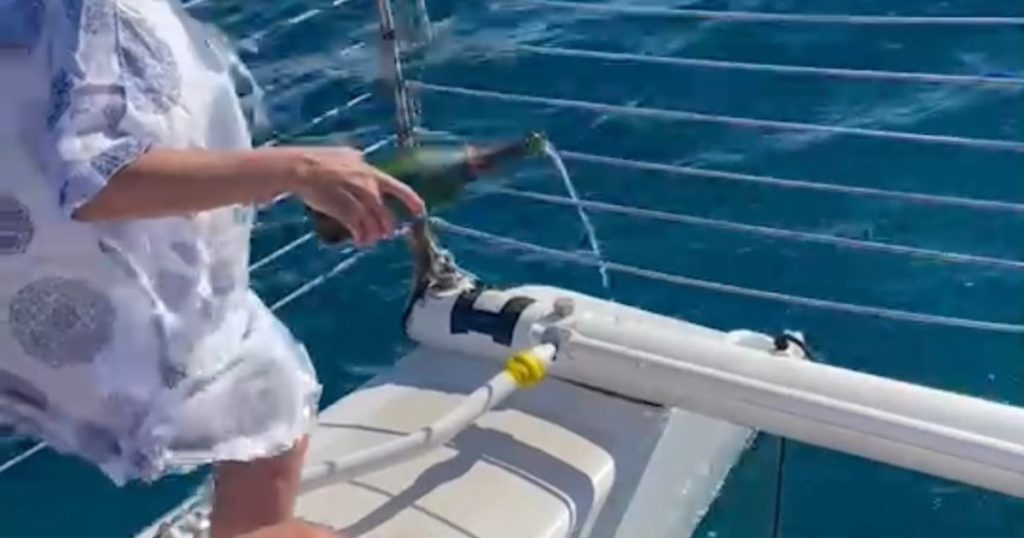 散骨式　ハワイ　お酒　チャーター船